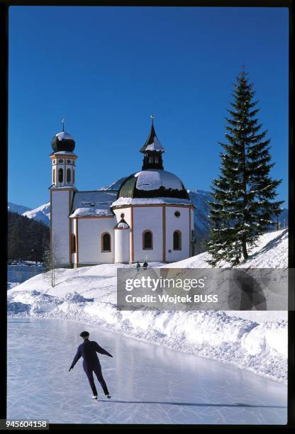 Une chapelle baroque et une patinoire ? Seefeld, dans le Tyrol, Autriche.