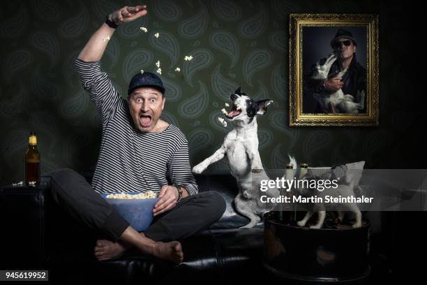 mann mit hund isst popcorn auf couch - couch hund fotografías e imágenes de stock