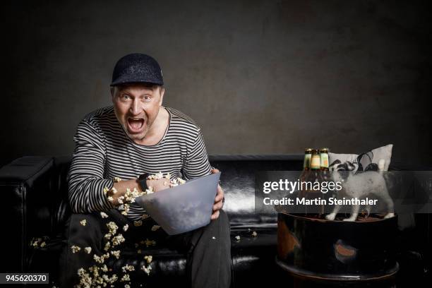 mann mit hund isst popcorn auf couch - couch hund fotografías e imágenes de stock