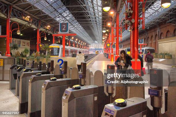 marylebone drehkreuze - charing cross station stock-fotos und bilder