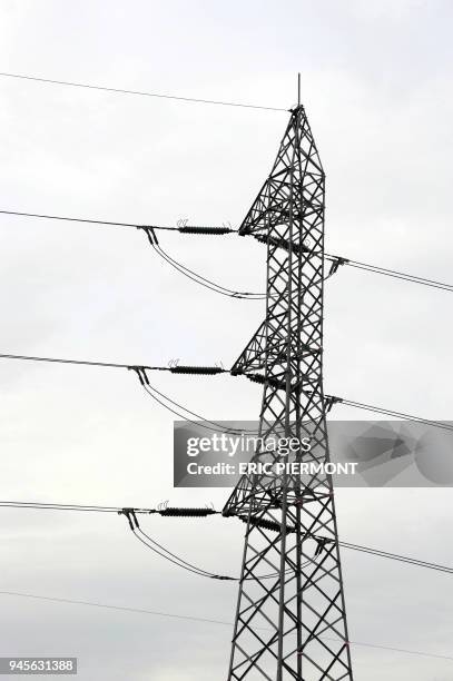 Vue d'un pylône au nouveau poste de transformation électrique 225000/63000 volts de Seine à Saint-Denis présenté par le Réseau de Transport...
