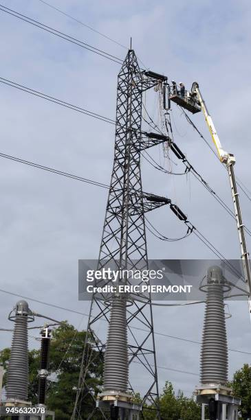 Vue de la mise en place de câbles sur pylône au nouveau poste de transformation électrique 225000/63000 volts de Seine à Saint-Denis présenté par le...