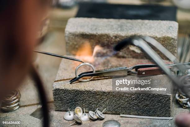 goldsmith op het werk. - making jewelry stockfoto's en -beelden