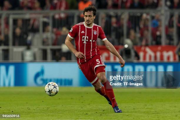 Mats Hummels of Muenchen controls the ball during the UEFA Champions League quarter final second leg match between Bayern Muenchen and Sevilla FC at...