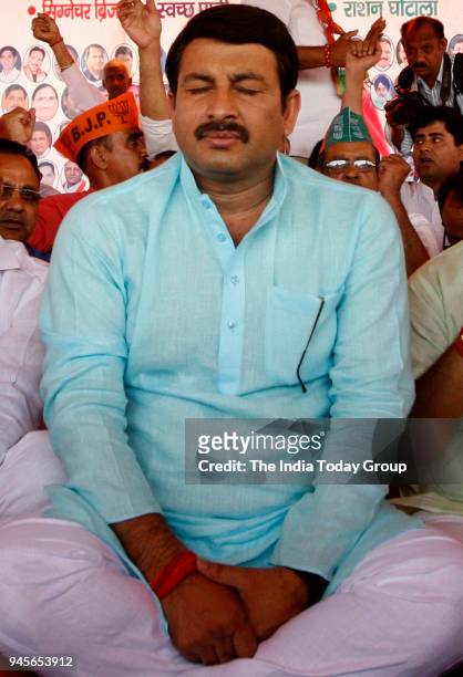 Delhi State President Manoj Tiwari during the hunger strike against Arvind Kejriwal on the construction of flyover at Shastri Park in New Delhi.