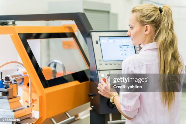 mujer que trabaja con máquina cnc - mechatronics fotografías e imágenes de stock