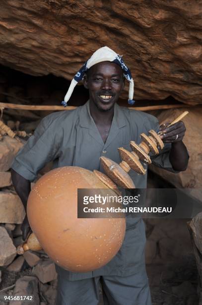 Mali, Pays Dogon, Songo, Enclos des Circoncis, Bruiteur en calebasse pour les circoncis.
