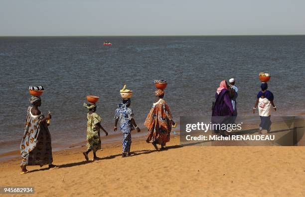 Mali en remontant le fleuve Niger de Koulikoro a Tombouctou en passant par Segou, Djenne, Mopti, le lac Debo et Kabara le port de Tombouctou.