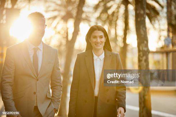 gente de negocios caminar en la calle durante la puesta de sol - contraluz fotografías e imágenes de stock