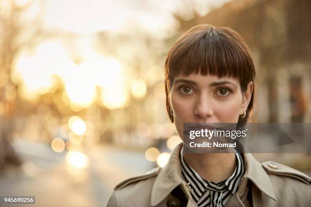 城市自信年輕女商人肖像 - fringe 個照片及圖片檔