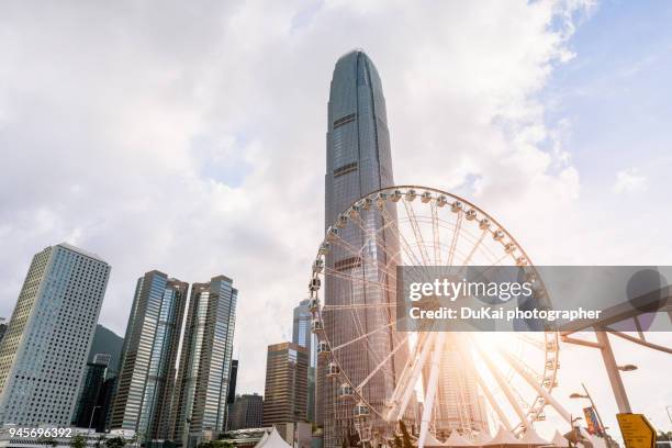 central, hong kong ferris wheel - tour two international finance center photos et images de collection