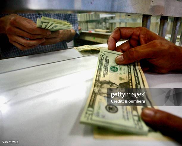 Us Dollars To Philippine Peso Photos Et Images De Collection Getty Images us-dollars-to-philippine-peso-photos-et-images-de-collection-getty-images