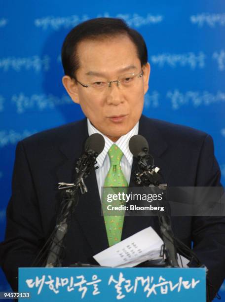 Lee Hoi Chang, a former leader of the South Korean major opposition Grand National Party, speaks during a news conference in Seoul, South Korea, on...