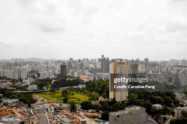 landscape of commercial and residential buildings in singapore. - caroline pang stock pictures, royalty-free photos & images