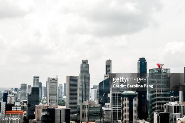 city skyline of singapore. - caroline pang stock pictures, royalty-free photos & images