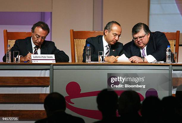 Felipe Calderon, center, Mexico's President, speaks with Agustin Carstens, right, Mexico's finance minister, with Guillermo Ortiz, Mexico's central...