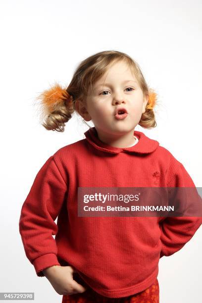 Une fille de 4 ans chante devant la cam?ra. Une fille de 4 ans chante devant la cam?ra.