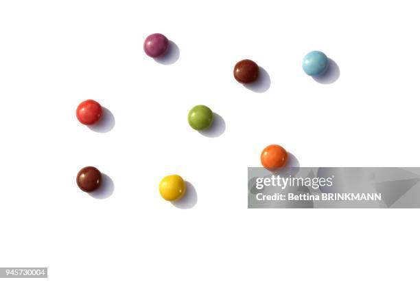 Smarties de plusieurs couleurs.