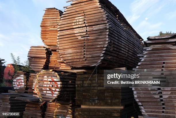 Stockage de plots de bois en vue de leur vente, Montreuil sous Bois Seine St Denis, septembre 2007.