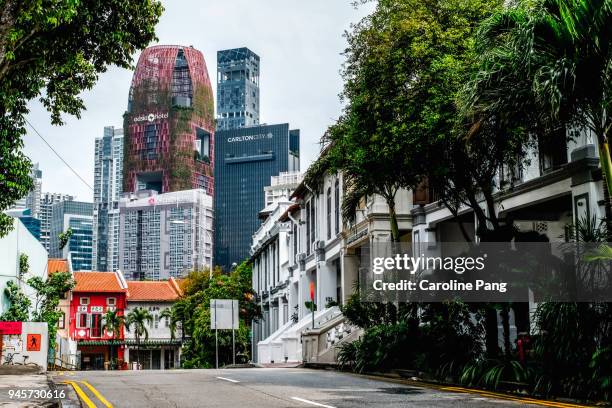 mix of modern and historical architecture in singapore. - caroline pang stockfoto's en -beelden
