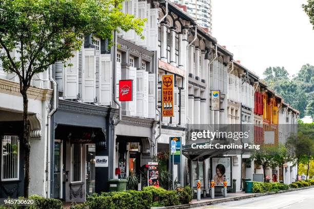 stretch of conservation shophouses built in the 1920s in chinatown singapore. - caroline pang stock-fotos und bilder