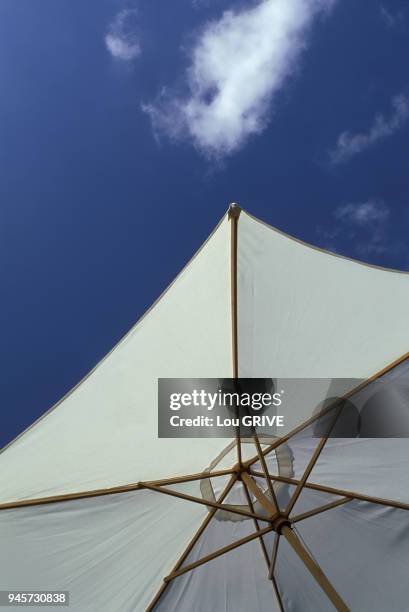 PARASOL BLANC SUR CIEL BLEU SYMBOLE D ETE PARASOL BLANC SUR CIEL BLEU SYMBOLE D ETE.