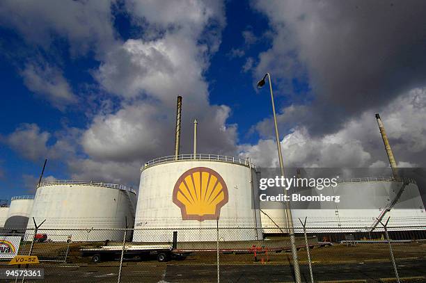Refinery Tank Shell 1,617 Shell Refinery Stock Photos, High-Res Pictures, and Images ...