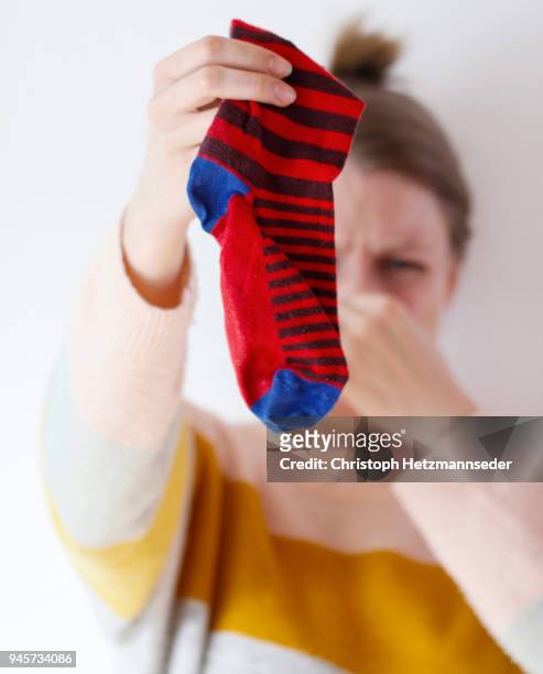 stinky socks - unpleasant smell 個照片及圖片檔