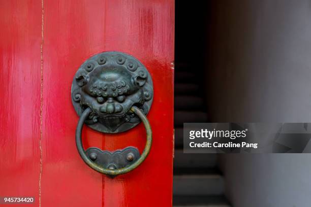 mythological chinese dragon head doorknob. - caroline pang stockfoto's en -beelden