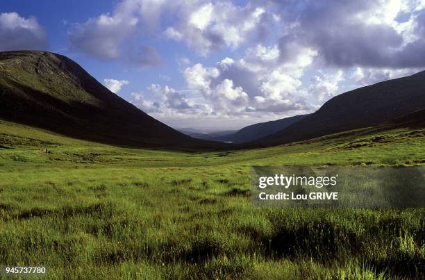 IRLANDE DONEGAL PAYSAGE DE VALLEE GLACIAIRE ET DE LANDES IRLANDE DONEGAL PAYSAGE DE VALLEE GLACIAIRE ET DE LANDES.