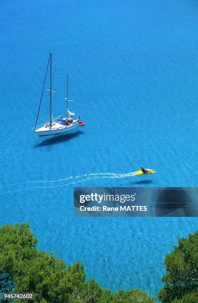 Bateau a voile sur une mer azur, Majorque, Baleares, Espagne.