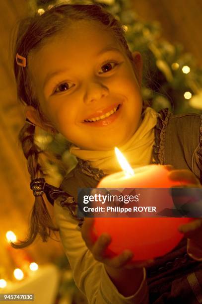 Fille, 5 ans, avec bougie, MR girl, five years old with candle, MR.