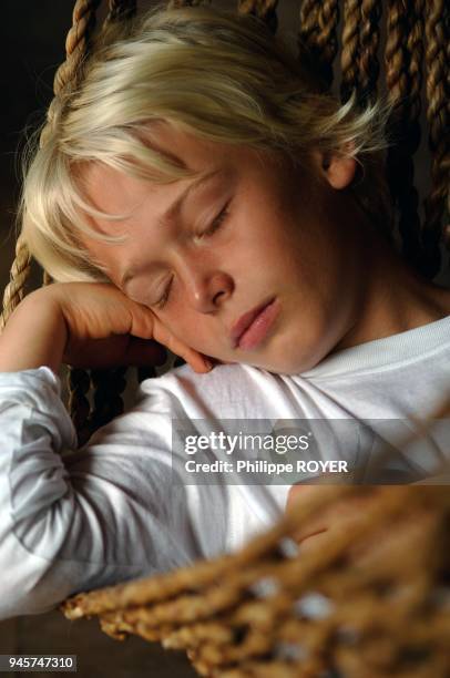 Ans ,repos dans le hamac, MR 12years old, sleeping in the hammock, MR.