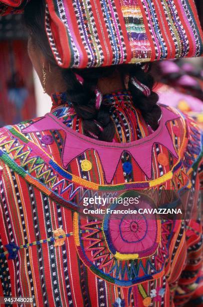 Les motifs tiss?s repr?sentent le soleil associ? ? la lune. Le costume traditionnel des indiennes mayas du Guatemala est constitu? d'un huipil, d'une...