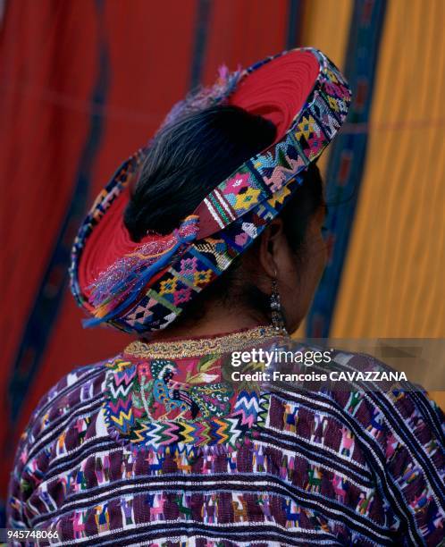 Le costume traditionnel des indiennes mayas du Guatemala est constitu? d'un huipil, d'une jupe, d'une ceinture d'un ruban pour attacher les cheveux,...