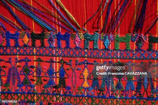 Le costume traditionnel des indiennes mayas du Guatemala est constitu? d'un huipil, d'une jupe, d'une ceinture d'un ruban pour attacher les cheveux,...