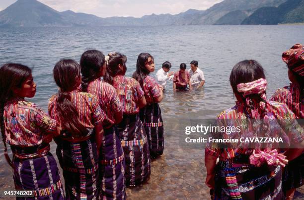 BAPTEME EVANGELIQUE AU BORD DU LAC ATITLAN, INDIENNES DE SOLOLA, GUATEMALA.