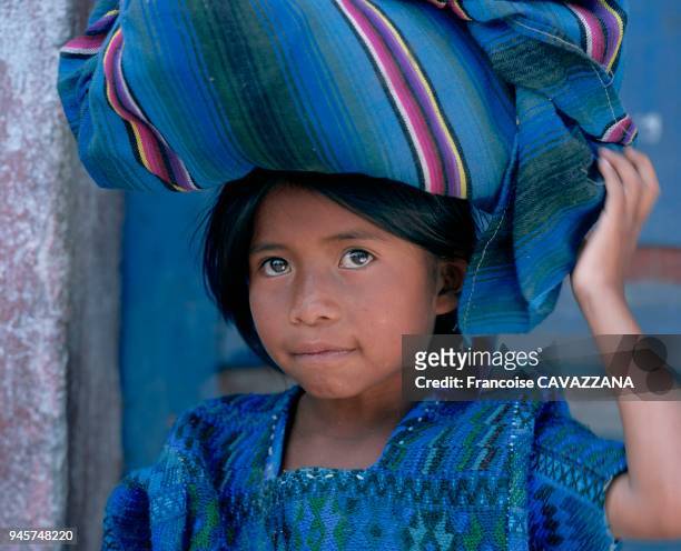 Le costume traditionnel des indiennes mayas du Guatemala est constitu? d'un huipil, d'une jupe, d'une ceinture d'un ruban pour attacher les cheveux,...
