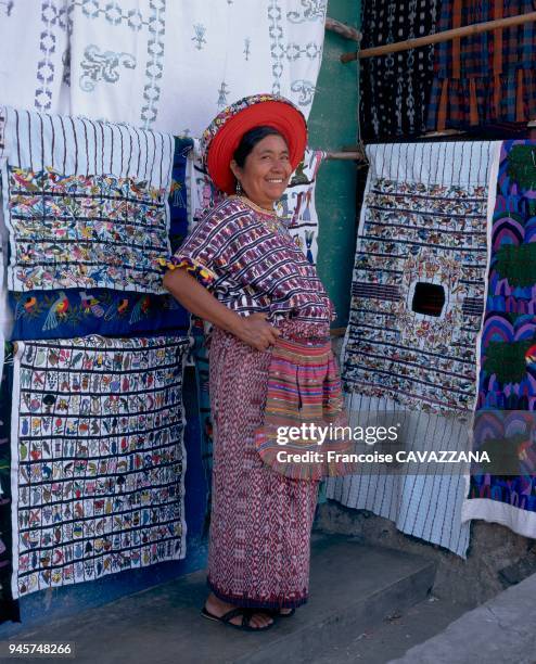 Le costume traditionnel des indiennes mayas du Guatemala est constitu? d'un huipil, d'une jupe, d'une ceinture d'un ruban pour attacher les cheveux,...