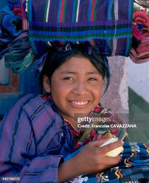 Le costume traditionnel des indiennes mayas du Guatemala est constitu? d'un huipil, d'une jupe, d'une ceinture d'un ruban pour attacher les cheveux,...