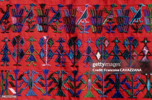 Le costume traditionnel des indiennes mayas du Guatemala est constitu? d'un huipil, d'une jupe, d'une ceinture d'un ruban pour attacher les cheveux,...