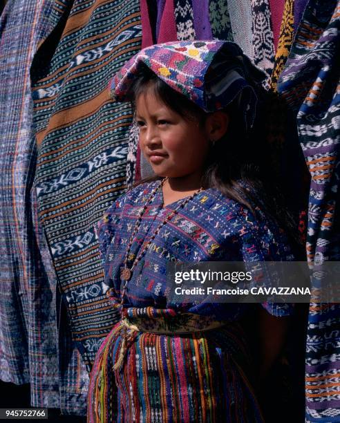 Le costume traditionnel des indiennes mayas du Guatemala est constitu? d'un huipil, d'une jupe, d'une ceinture d'un ruban pour attacher les cheveux,...