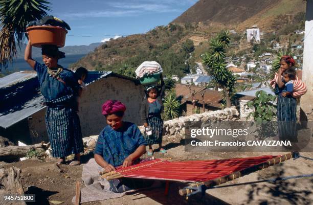 Le costume traditionnel des indiennes mayas du Guatemala est constitu? d'un huipil, d'une jupe, d'une ceinture d'un ruban pour attacher les cheveux,...