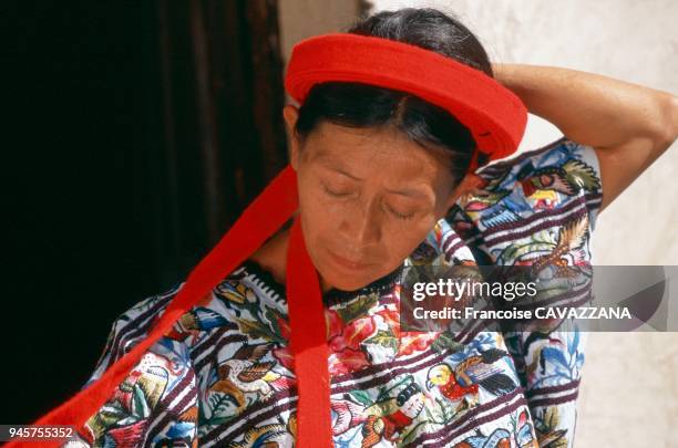 Le costume traditionnel des indiennes mayas du Guatemala est constitu? d'un huipil, d'une jupe, d'une ceinture d'un ruban pour attacher les cheveux,...