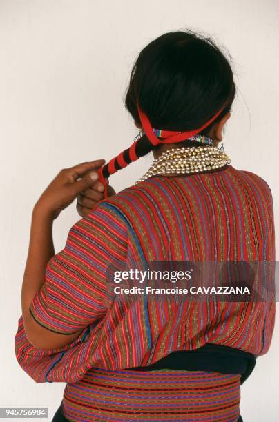 Le costume traditionnel des indiennes mayas du Guatemala est constitu? d'un huipil, d'une jupe, d'une ceinture d'un ruban pour attacher les cheveux,...