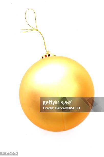 Golden Christmas ball on white background Boule de Noel couleur or sur fond blanc.