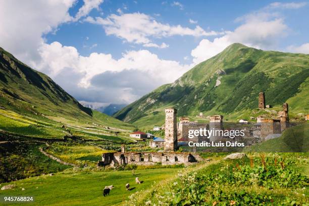 medieval towers of ushguli in georgia - caucasus fotografías e imágenes de stock