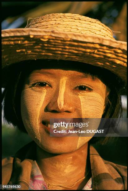 Femme portant de la poudre thanaka sur le visage, aux environs de Pegu, Birmanie.