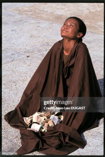 Femme mendiant regardant le soleil tout en m?ditant, pagode Shwedagon, Rangoon, Birmanie.