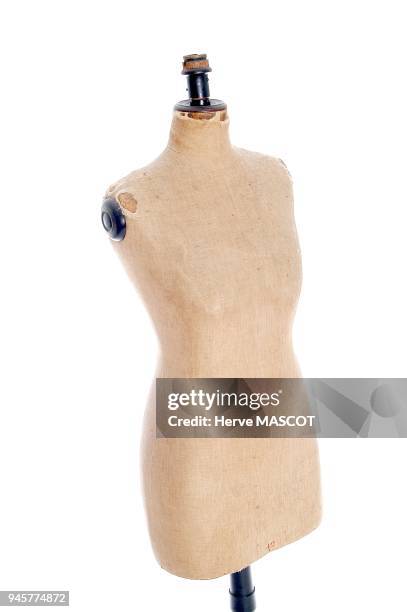 Old couture dummy on white back ground. Vieu mannequin de couture sur fond blanc.